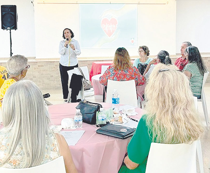 La Dra. Sylvia Franci orienta a asistentes alprograma de promoción y prevención en salud cardiovascular que realizó la Fundación Dr; García Rinaldi en el centro comunal de Caguas Norte.