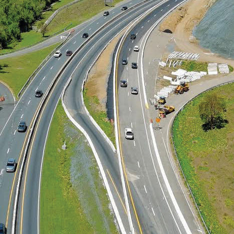2 additional lanes open on PR-52 in front of the Jíbaro monument.