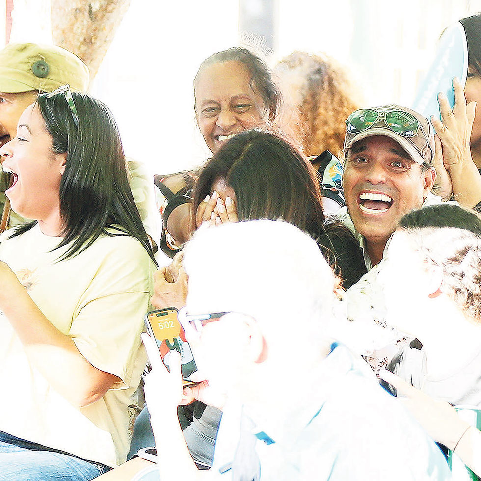 Los padres de Paola se disfrutan su victoria.
