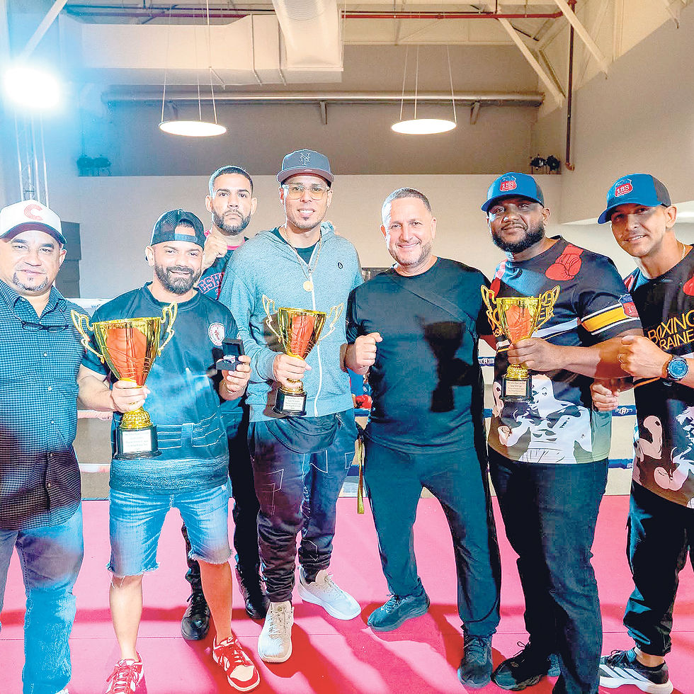 La escuadra del Cheo Aponte con su trofeo, acompaña a Misael Rivera, director de deportes de Caguas.
