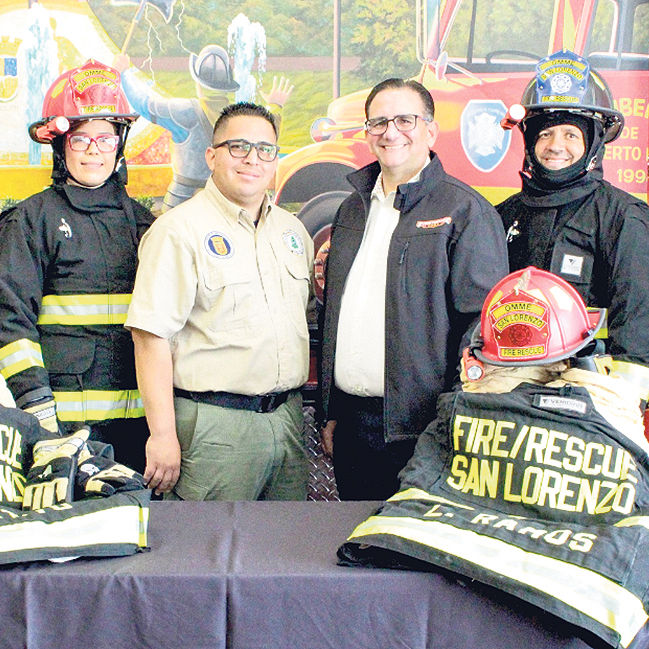 El director de la Oficina de Manejo de Emergencias Municipal de San Lorenzo, Luis Gerardo Ramos Santiago, recibe de manos de la fundación equipo valorado en $44,522.70, vital para salvar vida y propiedad.