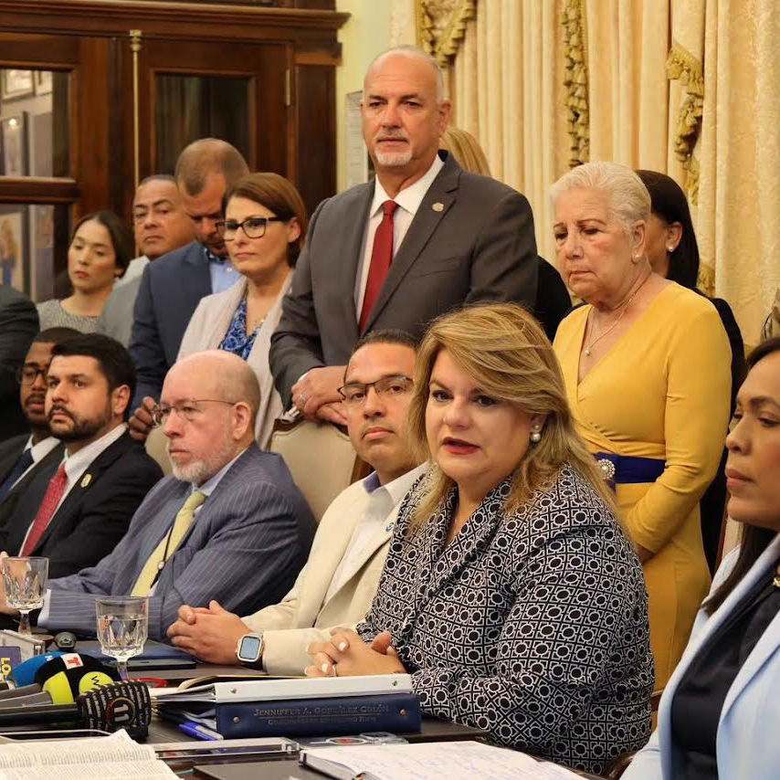 Gov. Jenniffer González Colón, seated second from right and accompanied by central government officials and island mayors at Monday’s Drought Committee meeting at La Fortaleza, said Tuesday that the island does not have rain in the forecast for the coming weeks in the critical watershed area that feeds Carraízo reservoir, the main water source for much of the San Juan metropolitan region. (Facebook via Municipio de Trujillo Alto)