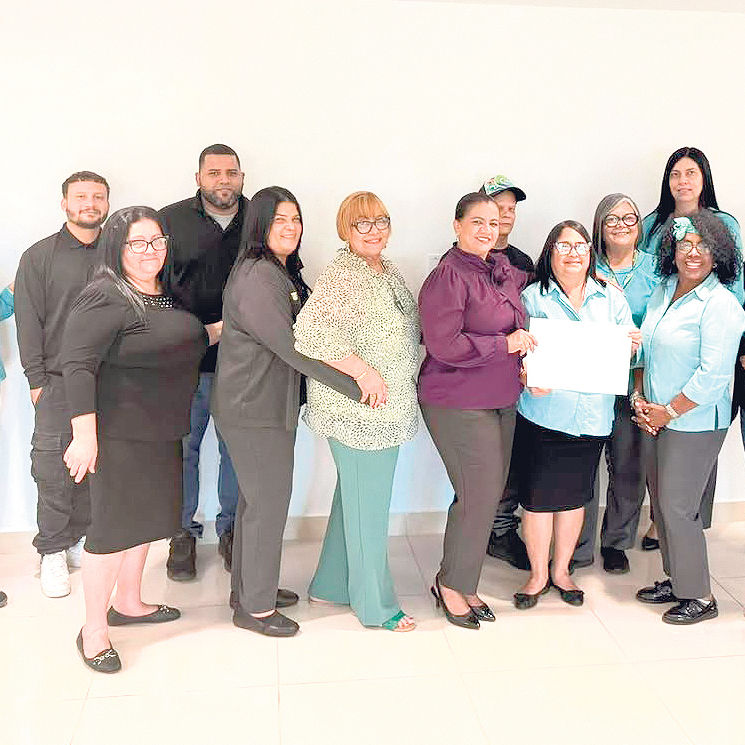 Entregan cheques por exceso de licencia por enfermedad a empleados municipales de Gurabo.