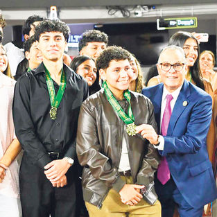 Representante Conny Varela otorga reconocimiento a más de 1,250 estudiantes destacados en Caguas.