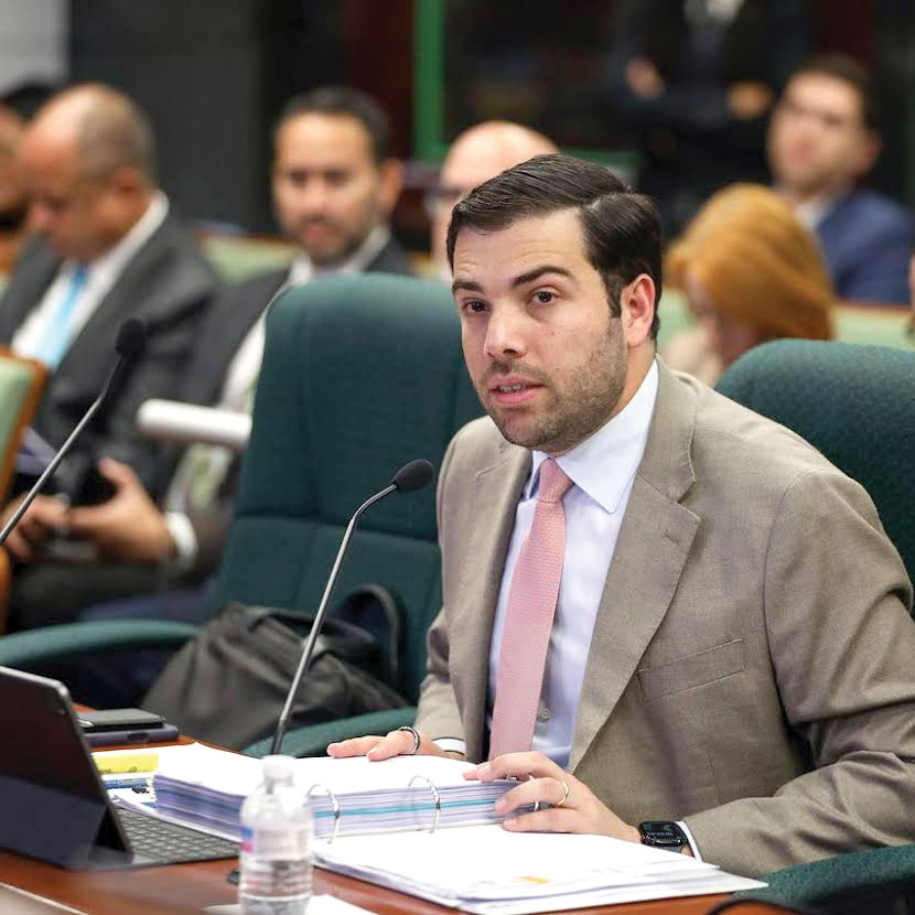 Sebastián Negrón Reichard resigned as secretary of the Department of Economic Development and Commerce on Tuesday. His departure was accompanied by the resignations of more than 10 senior officials across the agency.