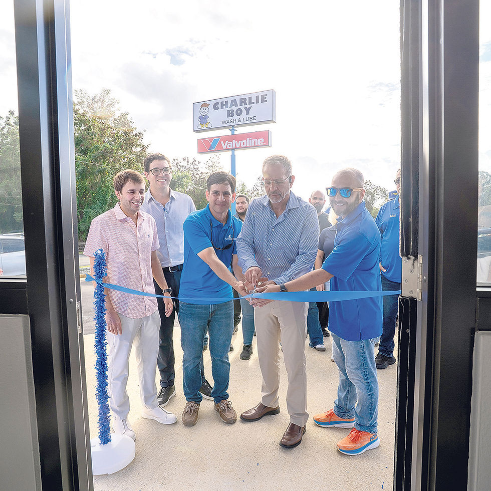 Enrique Irizarry, presidente de Autocare, realiza corte de cinta para inaugurar la instalación junto a su equipo de trabajo, gerente y empleados de la tienda.