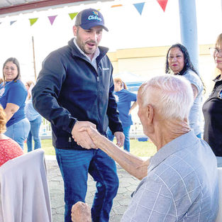 Alcalde de Cidra lleva alegría a participantes del Centro Cidreño para Pacientes de Alzheimer.