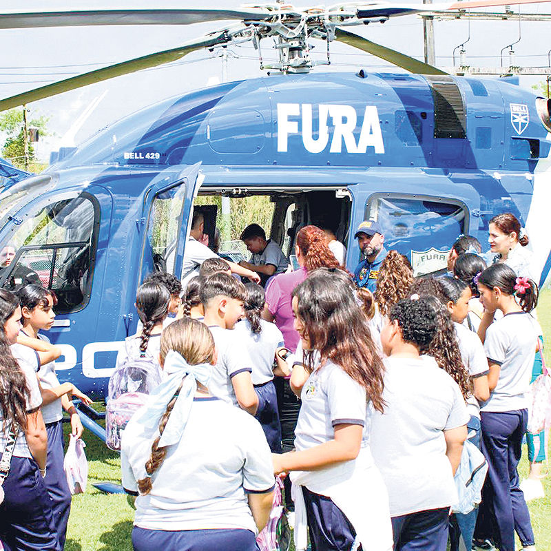 Los estudiantes quedaron muy impresionados con la demostración y orientación ofrecida por Fuerzas Unidas de Rápida Acción (FURA), una división especializada de la Policía de Puerto Rico cuya misión principal es el rescate y la lucha contra el narcotráfico. (Foto: Municipio de San Lorenzo)