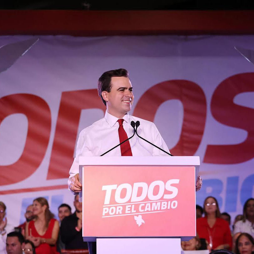Popular Democratic Party President and Resident Commissioner Pablo José Hernández Rivera said the party’s renewed philosophy centers on prioritizing “the human being, the Puerto Rican, and their material and spiritual needs for bread, land, and liberty.”