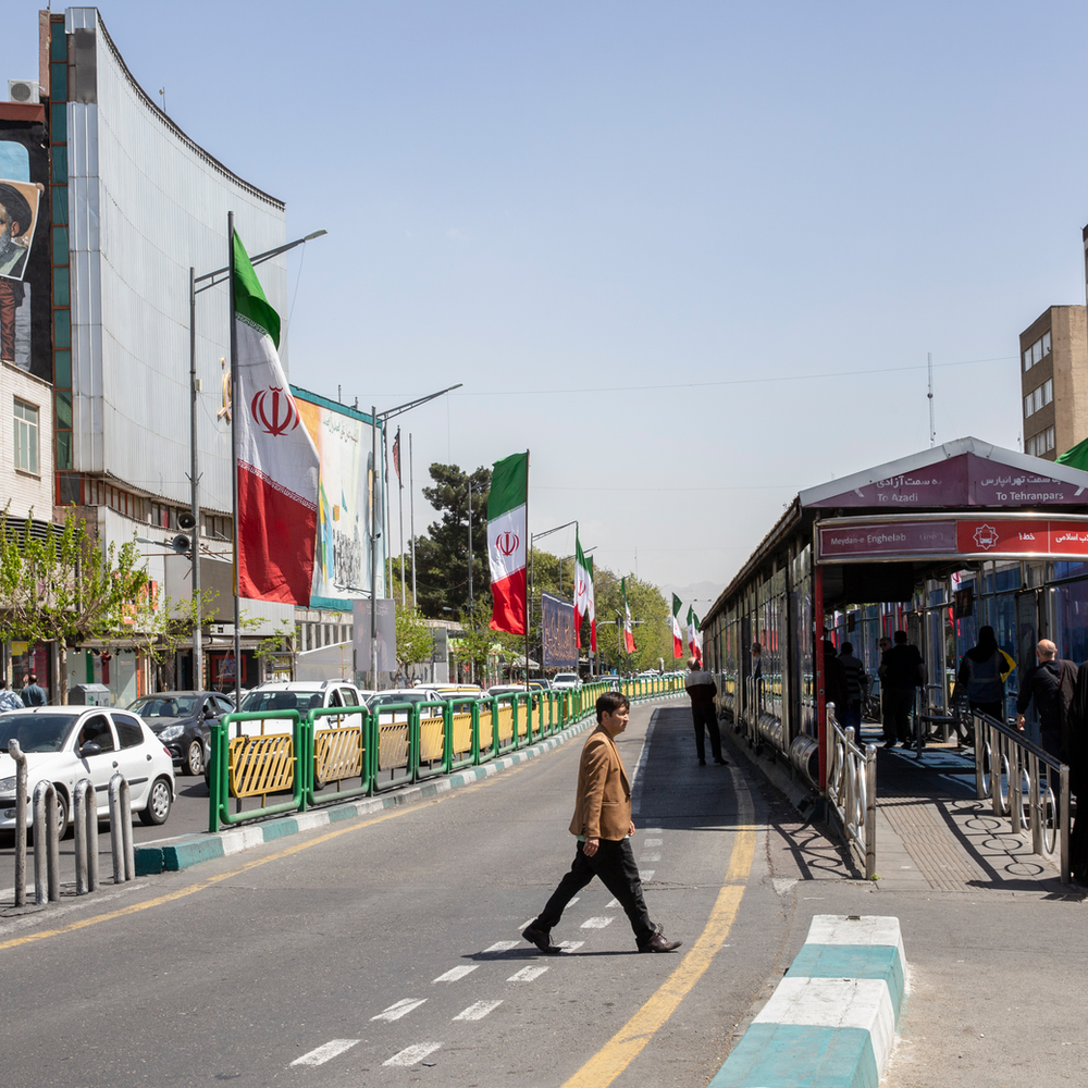 Pakistani mediators arrive in Iran to keep peace talks alive.