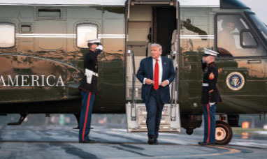 Trump zanikal zdravstvene težave, sodišče razveljavilo carine, Eric Trump pa kritiziral teorije zarote