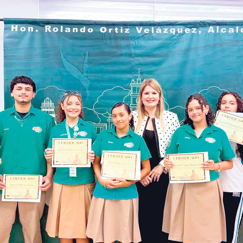 Estudiantes participantes del Certamen junto a la representante Gretchen Hau.