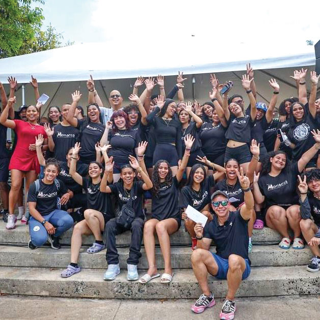 As part of the “Fuga Sanjuanera 2026” initiative, the municipality awarded a $2,500 donation to each participating graduating class, impacting 32 public schools in the capital city.