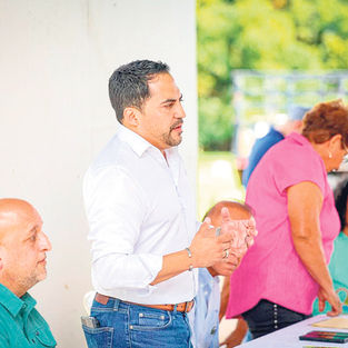 Celebran en Las Piedras cumbre con agricultores bonafide y personal del Departamento de Agricultura.