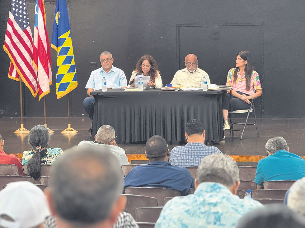 Arecibo Mayor Carlos Ramírez Irizarry chaired an informational meeting with residents of two communities in the municipality to provide updates on a coastal erosion management project that has received $36.3 million in federal funding for the construction of two breakwaters. (Israel Morales)