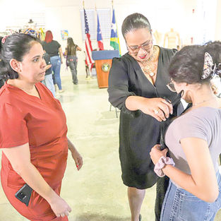 Decenas de jóvenes de cuarto año brillarán en su prom gracias a iniciativa municipal en Aguas Buenas.