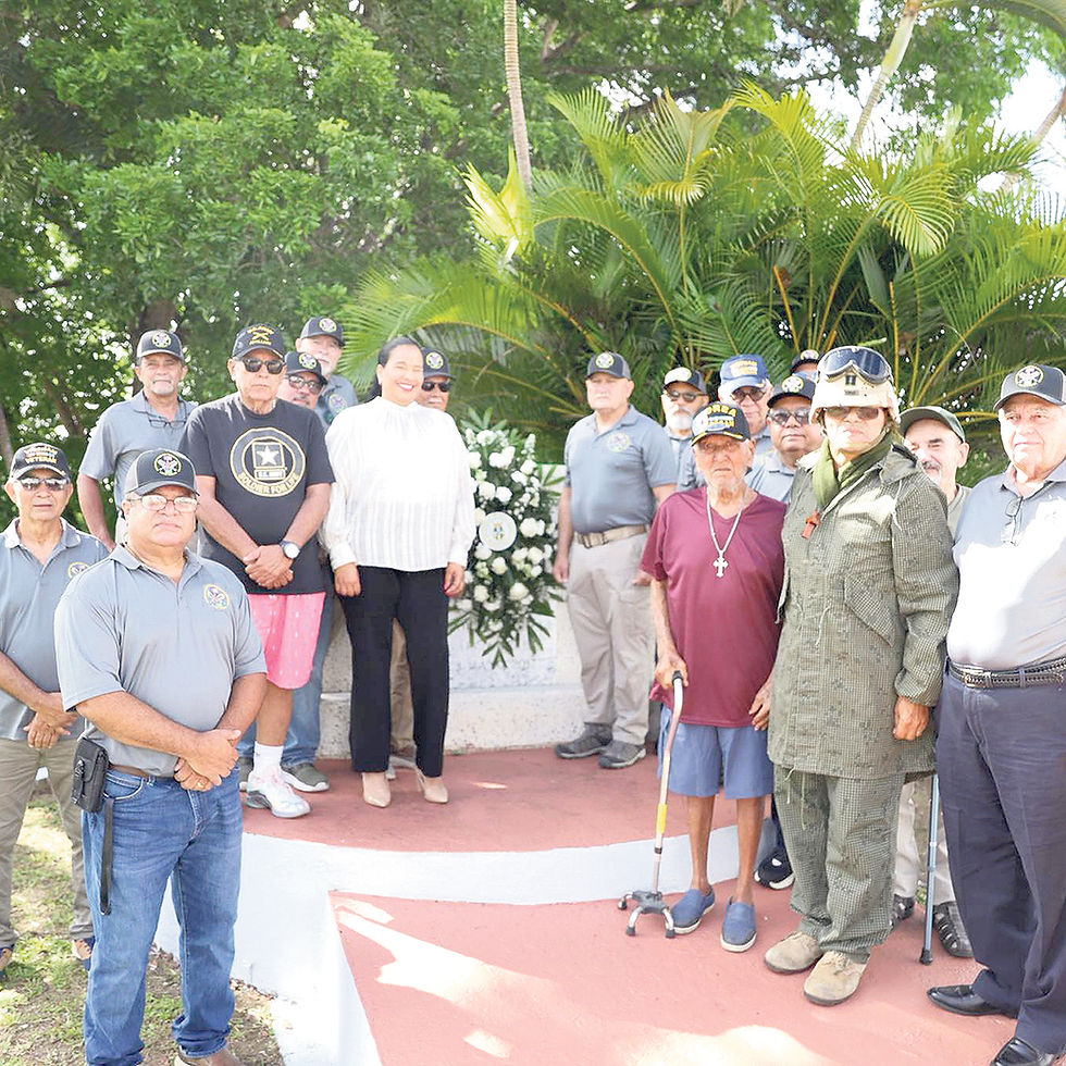 La alcaldesa de Aguas Buenas, Karina Nieves Serrano, colocó un arreglo floral en el Monumento del Cementerio Municipal 1, en unión a familiares, veteranos y miembros de la comunidad.
