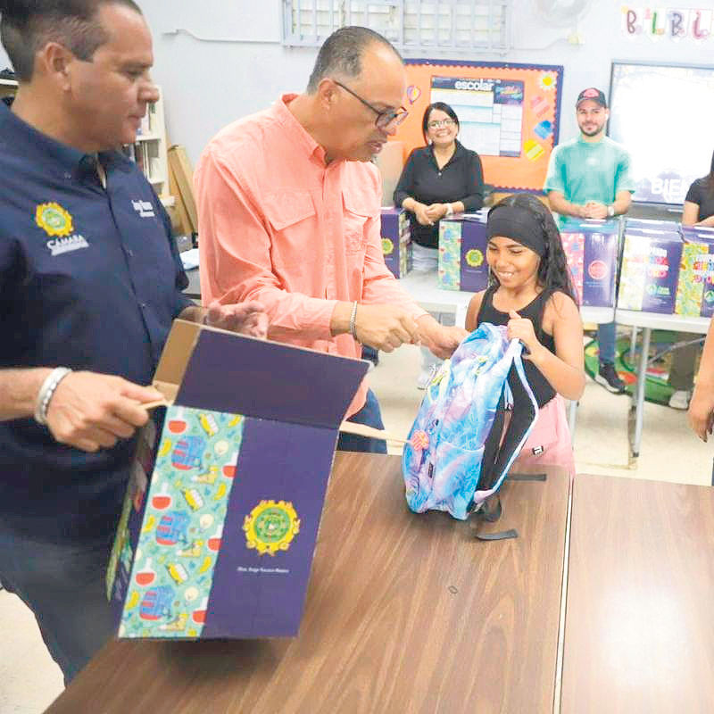 Entregan bultos con efectos escolares a 300 estudiantes de Aguas Buenas