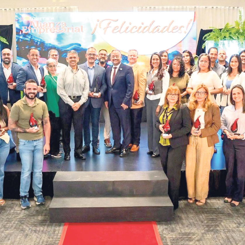 Se reconocieron empresas y entidades de diversos sectores, entre ellos manufactura, construcción, turismo, alimentos, salud, servicios legales, vivienda, transportación, seguros, restaurantes y gobierno.