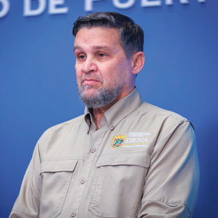 DNER orders arrests for defying ocean warnings after rescuers injured in Manatí.