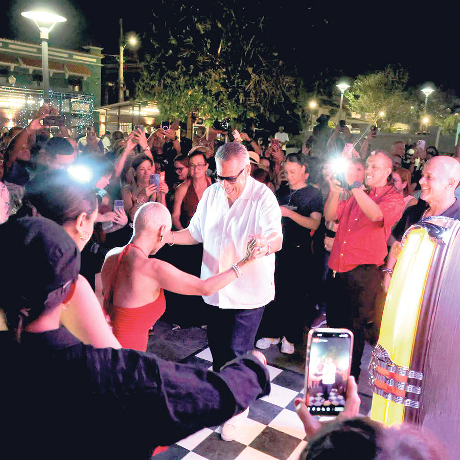 Tito Nieves sorprende a los padres de Cayey