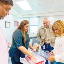 Administradora de ASSMCA y alcaldesa de Humacao se reúnen y entrega kit de prevención