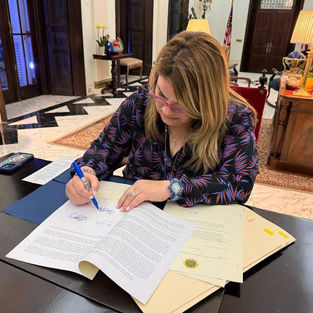 Governor signs into law bills on AI, workforce development and Río Piedras