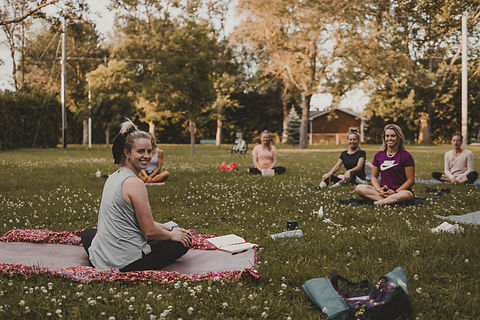 Séance Yoga dans un parc.jpg