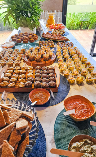 deliciosa mesa de alimentos saudáveis em evento de yoga