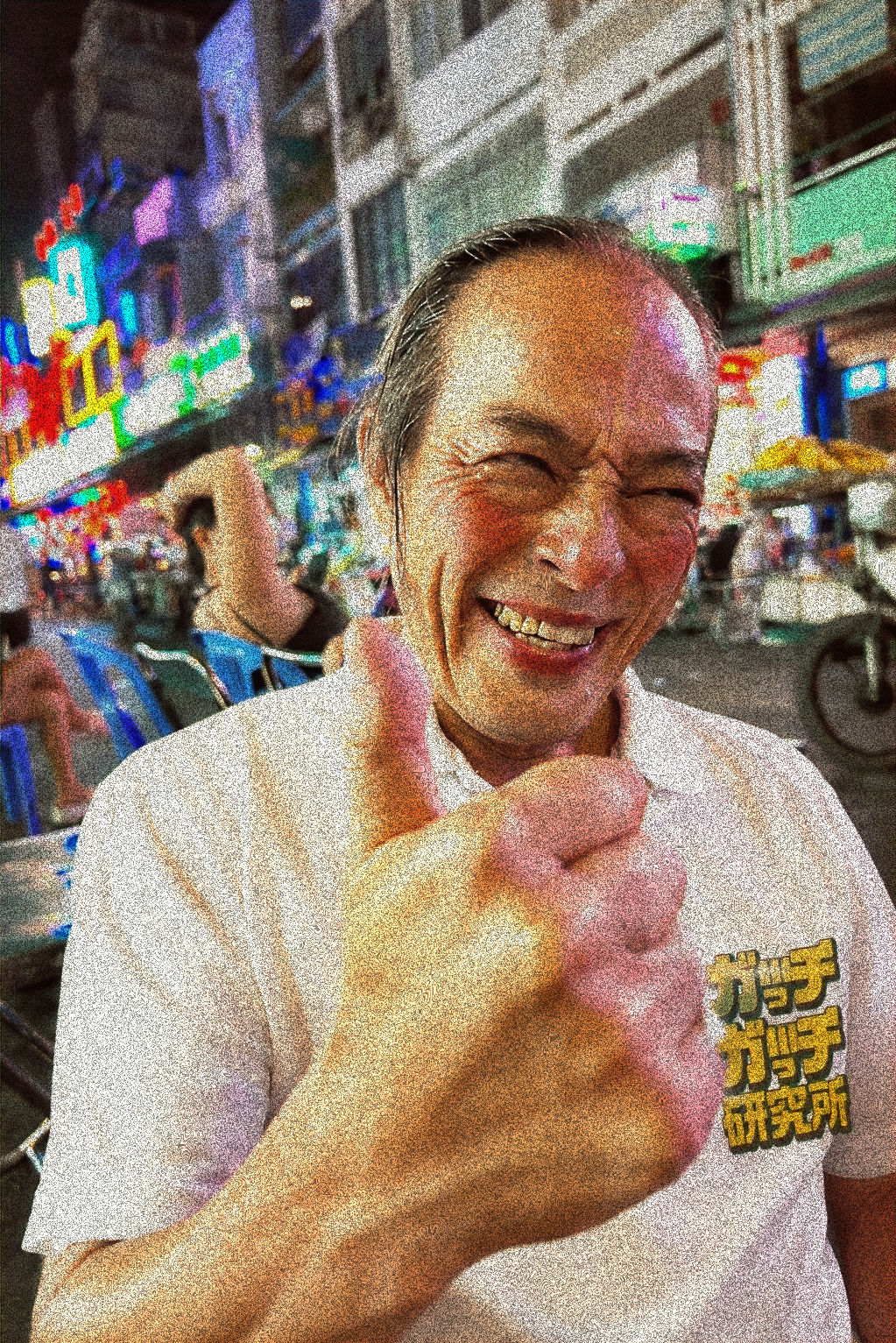 ガっチガチ研究所の店主・杉野武彦。ベトナム・ホーチミンにて。コリを『指で見る』独自の感覚を持つ。