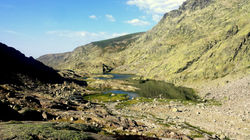PANORÁMICA REFUGIO Y LAGUNA GRANDE
