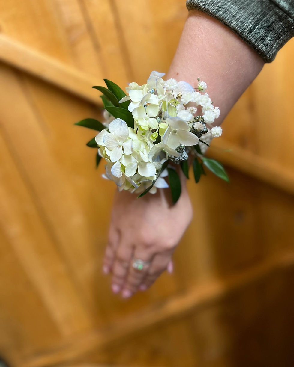 Thumbnail: Ladies Wrist Corsage 