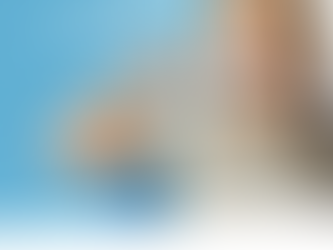 Menina escovando os dentes feliz