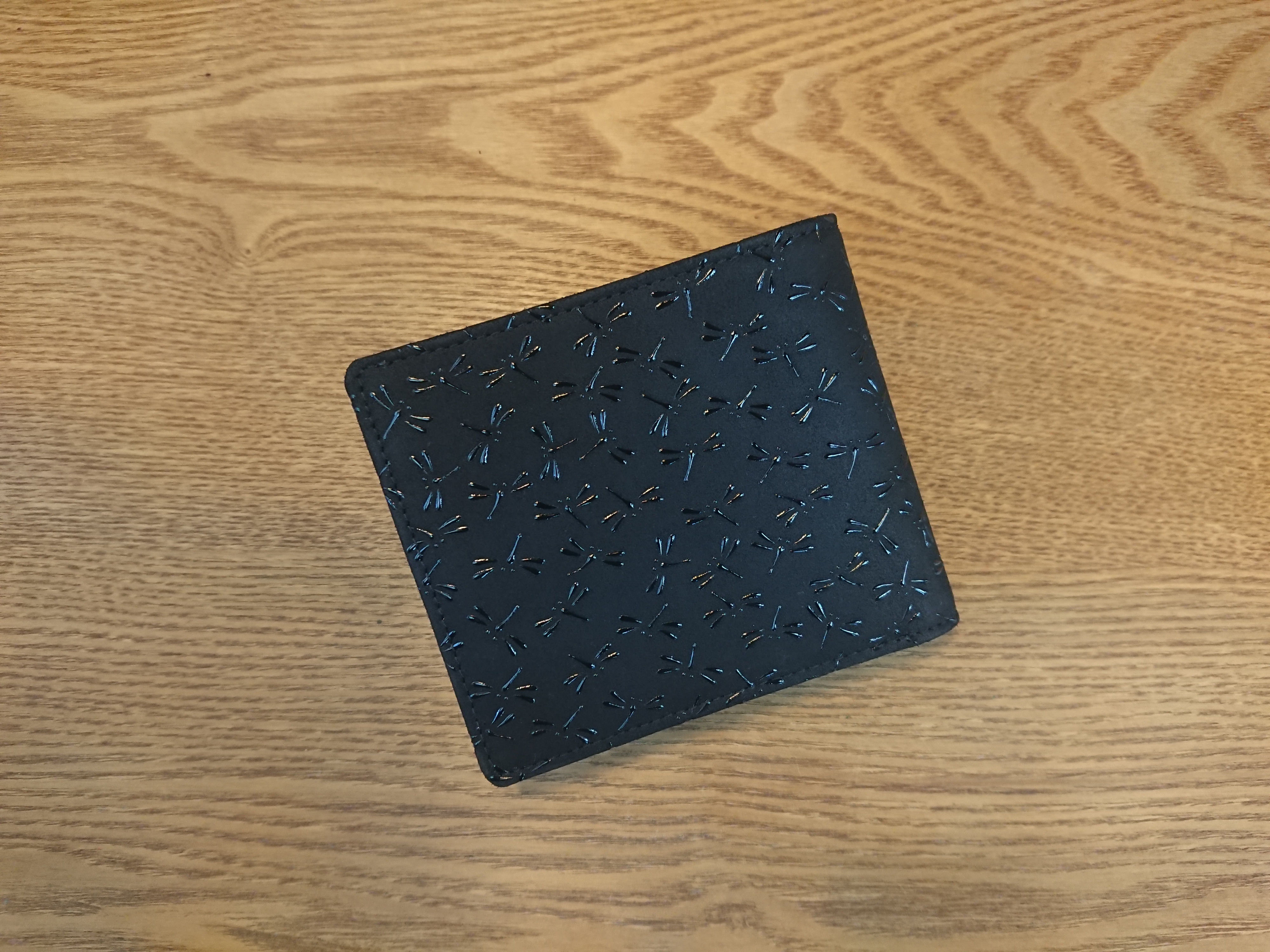 二つ折り財布　黒地黒漆とんぼ