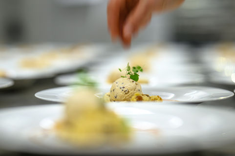 alt=„Nahaufnahme eines liebevoll angerichteten Desserts, bei dem jede Komponente präzise platziert ist.“