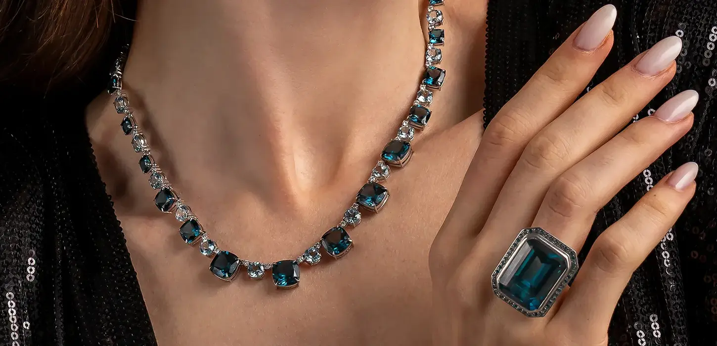 Fotografia de modelo posando com joias da loja Sara Joias.