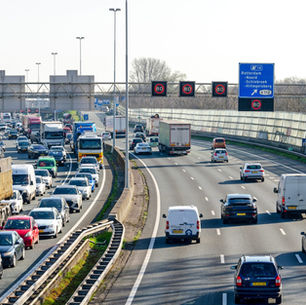 autobestuurders opgelet: Oprit bij Loenen langdurig dicht na gekantelde vrachtwagen met papier