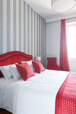 Rent an elegant chateau near Bordeaux with vineyards