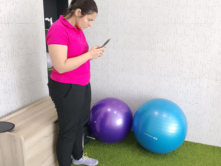 Dolor cervical por el uso del móvil: Causas, síntomas y tratamiento en Ágora Fisioterapia y Osteopatía (Torrent)