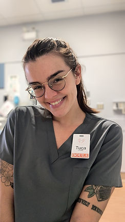 Foto da Doula Tuca Loretti participando de um parto no hospital