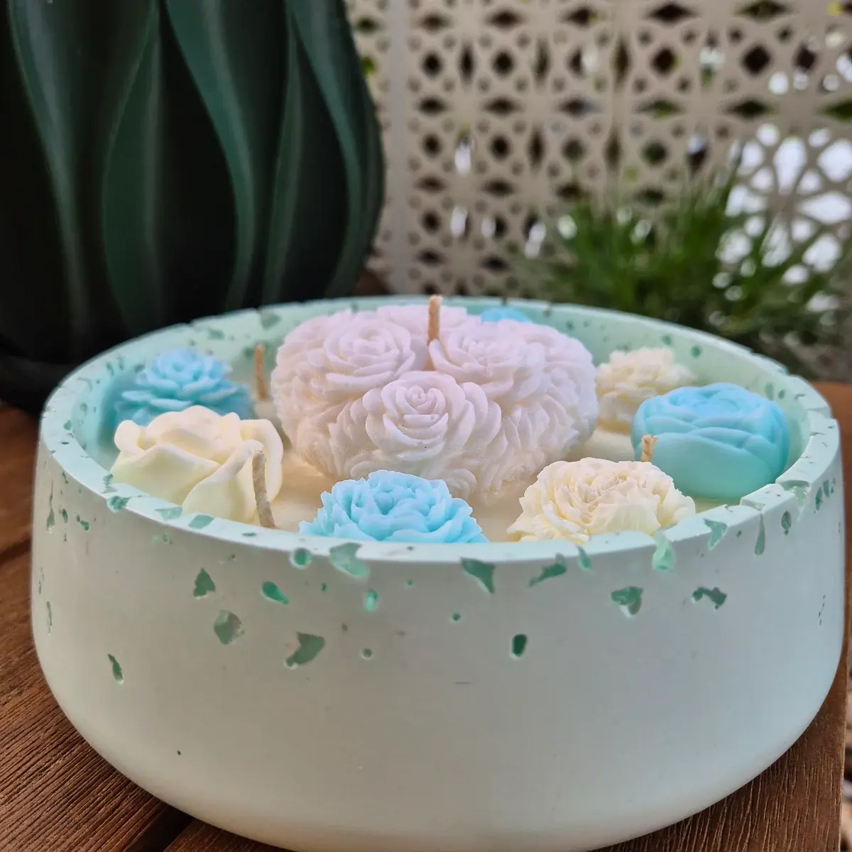 Large concrete bowl candle with quartz and white floral heart