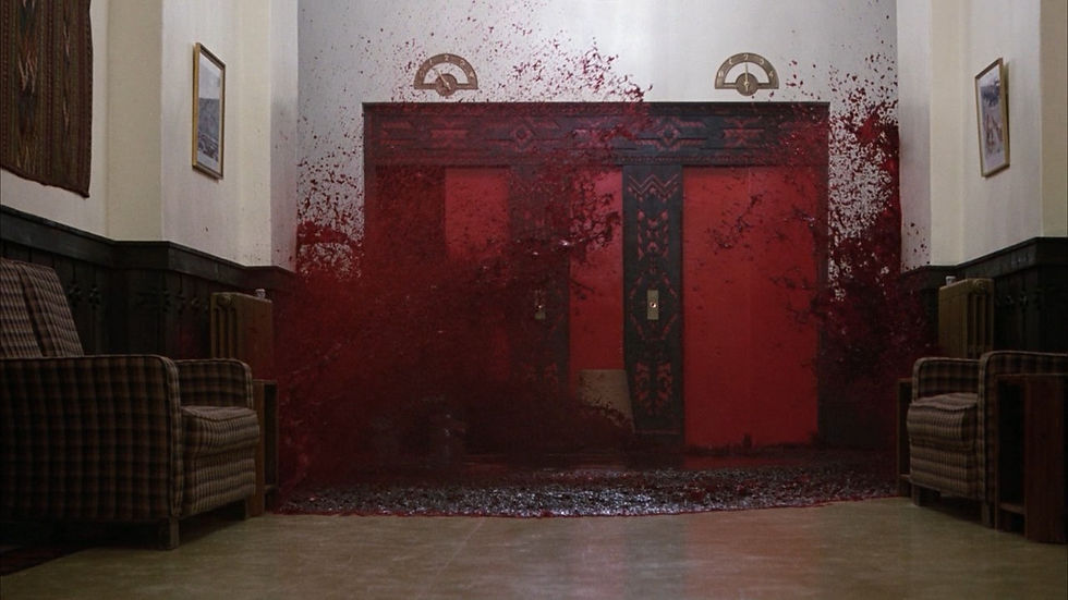 Uma das cenas mais icônicas do filme pode ser interpretada como uma metáfora para a violência colonial que o hotel tenta esconder por detrás de sua decoração luxuosa