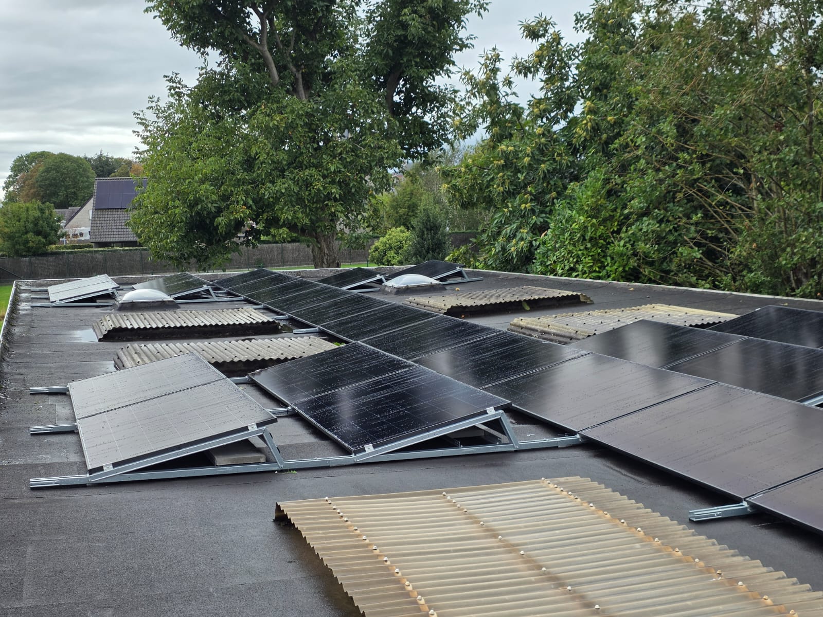 Zonnepanelen op een plat dak met een onderstructuur op schuine steunen