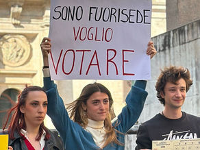 In piazza al fianco delle studentesse e degli studenti fuorisede che chiedono di esercitare il proprio diritto di voto nella città in cui vivono