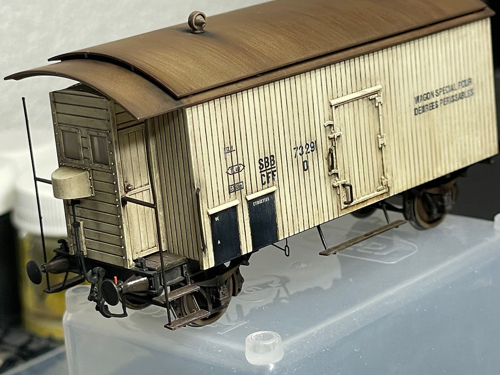 Feinste Regenablaufspuren auf dem Dach.