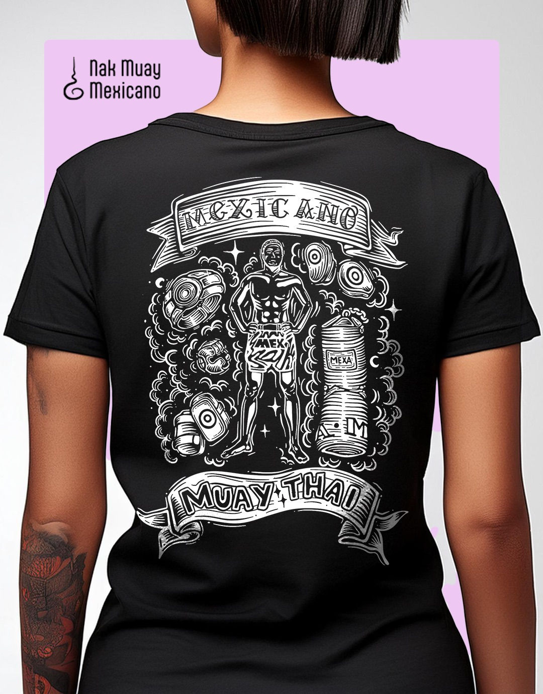 playera negra con un diseño de muay thai de un peleador con elemntos relacionados a muay thai a su alrededor, un costal, guantes, manoplas, gobermnadora