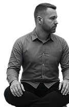 couple se regarde, à côté l'un de l'autre