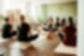 Bianca und ihre Schüler*innen im ZeitRaumYogaStudio in der Schmetterlingsposition – entspannt und ruhig, gemeinsam in einer a