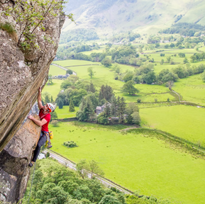 「對命運比中指」成功征服百尺火山岩,英國盲眼攀岩家創下紀錄
