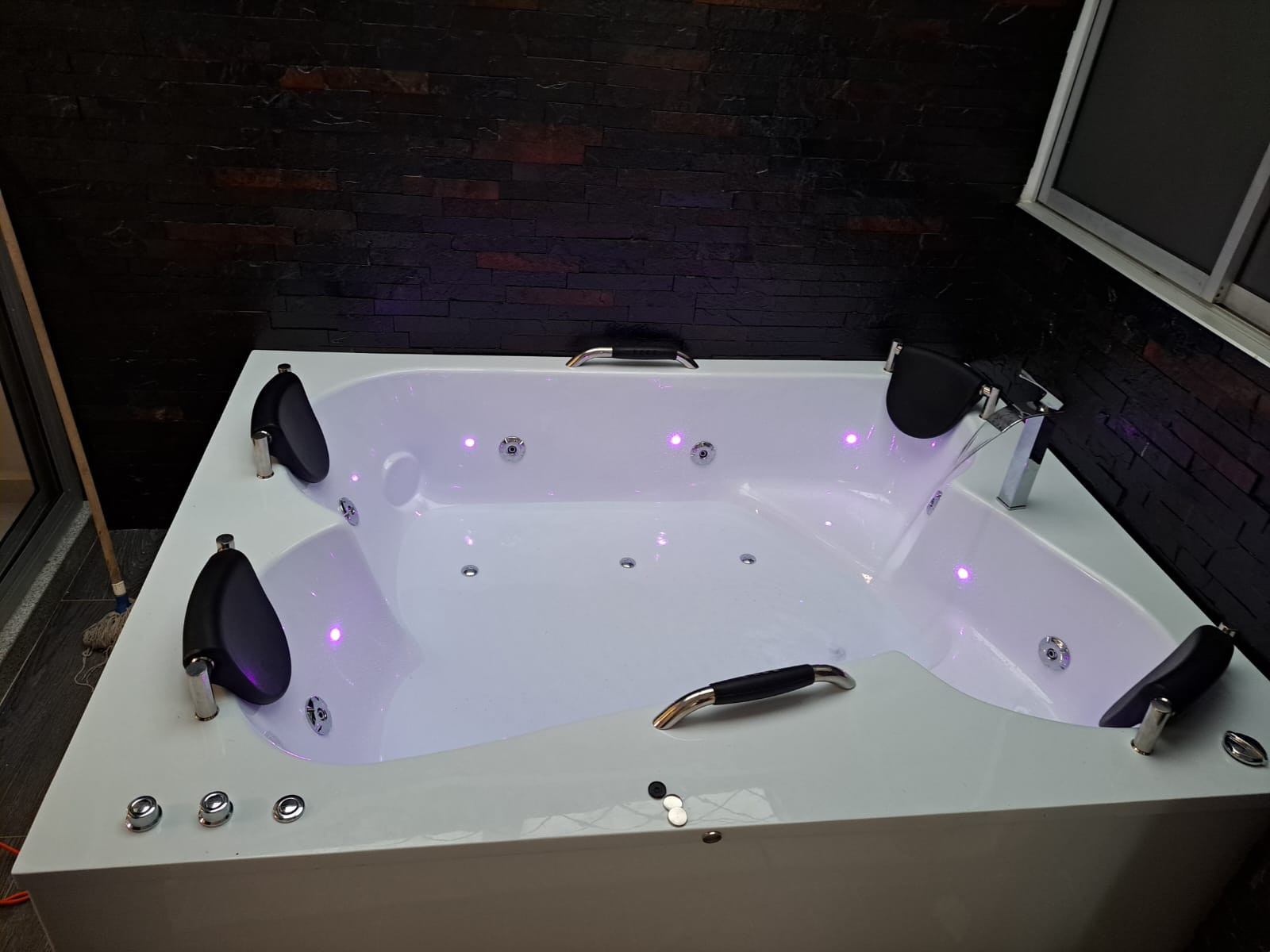 Tina para jacuzzy de 216 x 160 para 4 personas con los siguientes accesorios